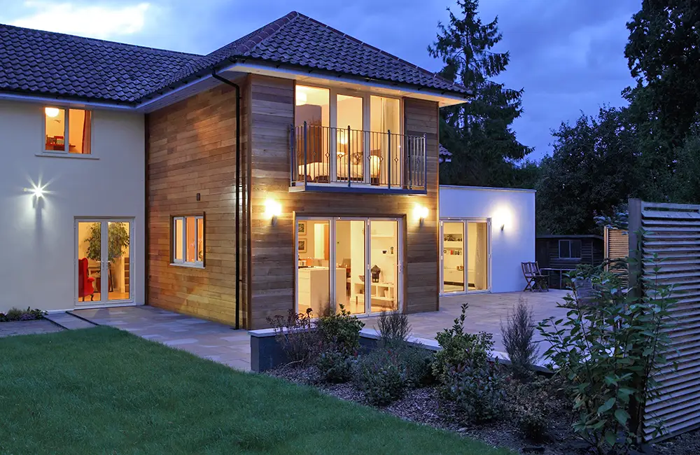 Ausgebautes Haus angestrahlt und beleuchtet in der Abendstimmung